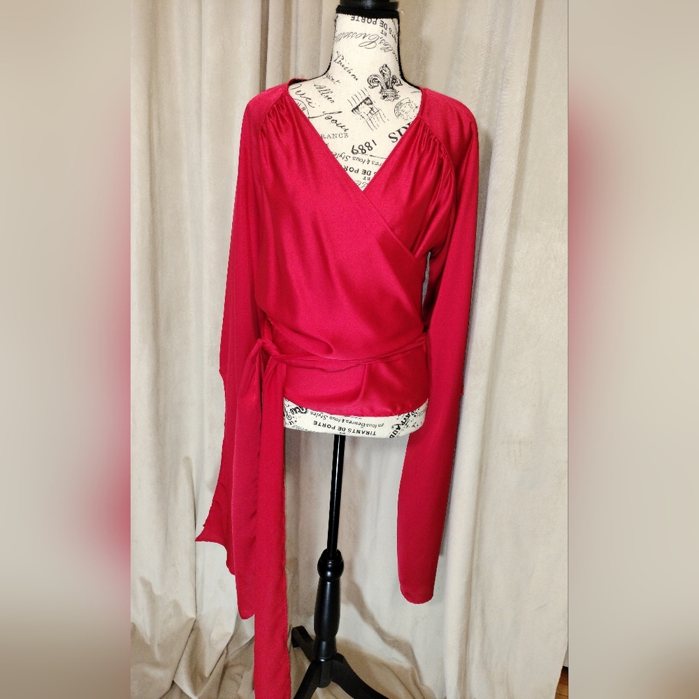 NWT! Renee C Bold Red Satin Wrap Top w/Dramatic Kimono Sleeves. Size L